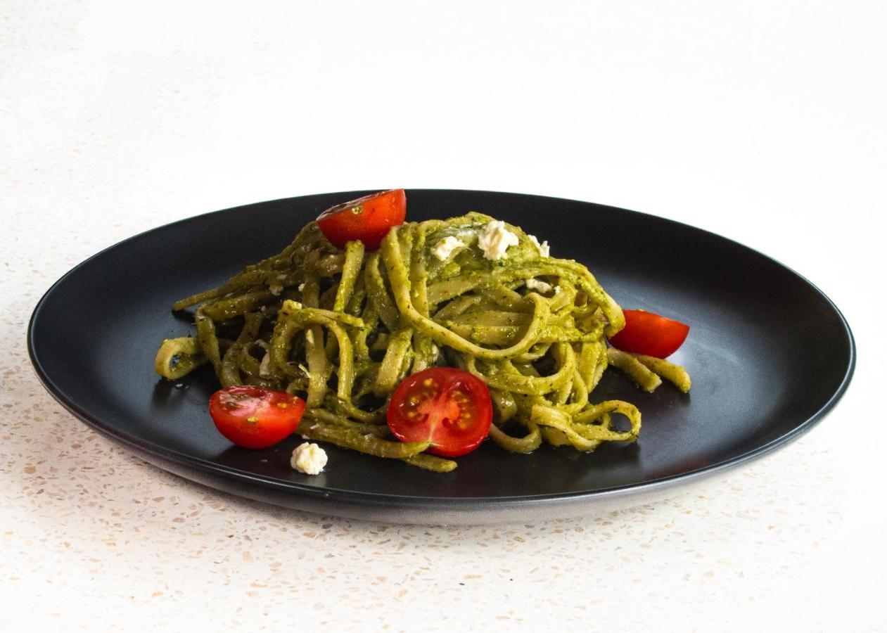 Hotel Neano Escape Manggis Esterno foto A plate of pasta with pesto