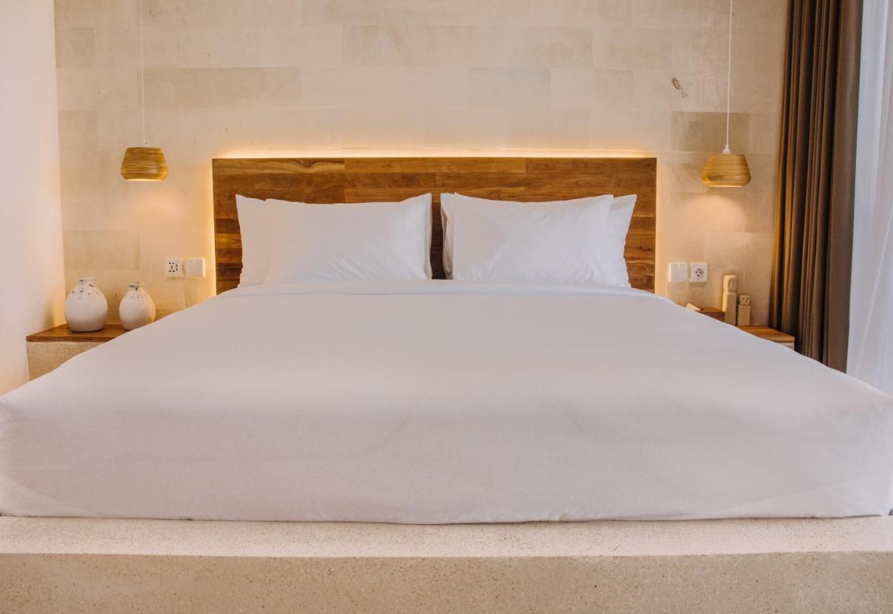 Hotel Neano Escape Manggis Esterno foto A bed with a mattress and a bed frame