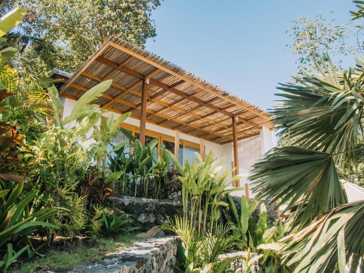 Hotel Neano Escape Manggis Esterno foto The house of the writer, architect and designer, in the garden of his home in the village of Khao Sam Roi Yot, Thailand