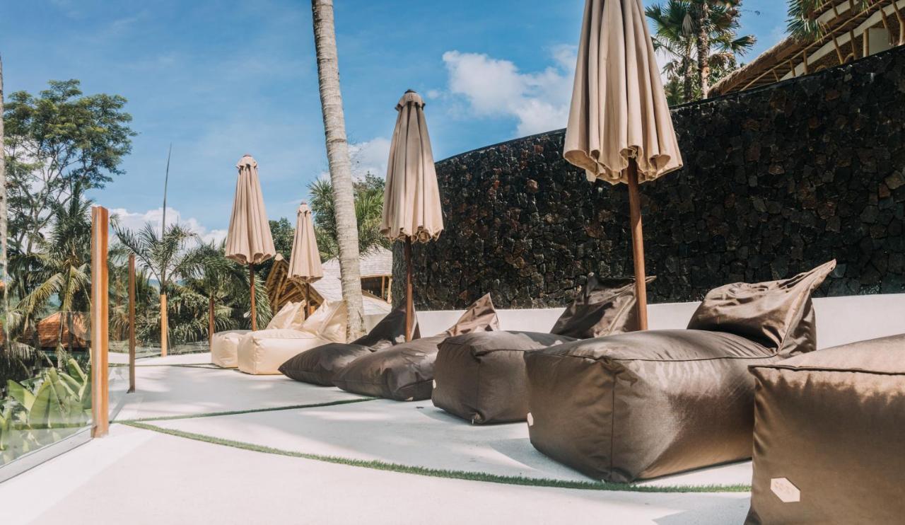 Hotel Neano Escape Manggis Esterno foto Bean bag chairs at a resort in Bali, Indonesia