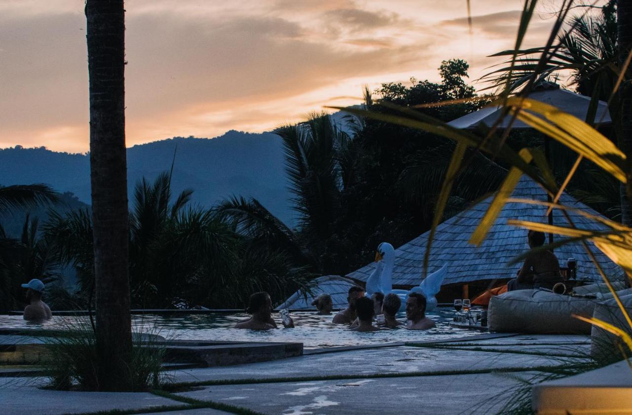 Hotel Neano Escape Manggis Esterno foto The wreckage of Flight 128