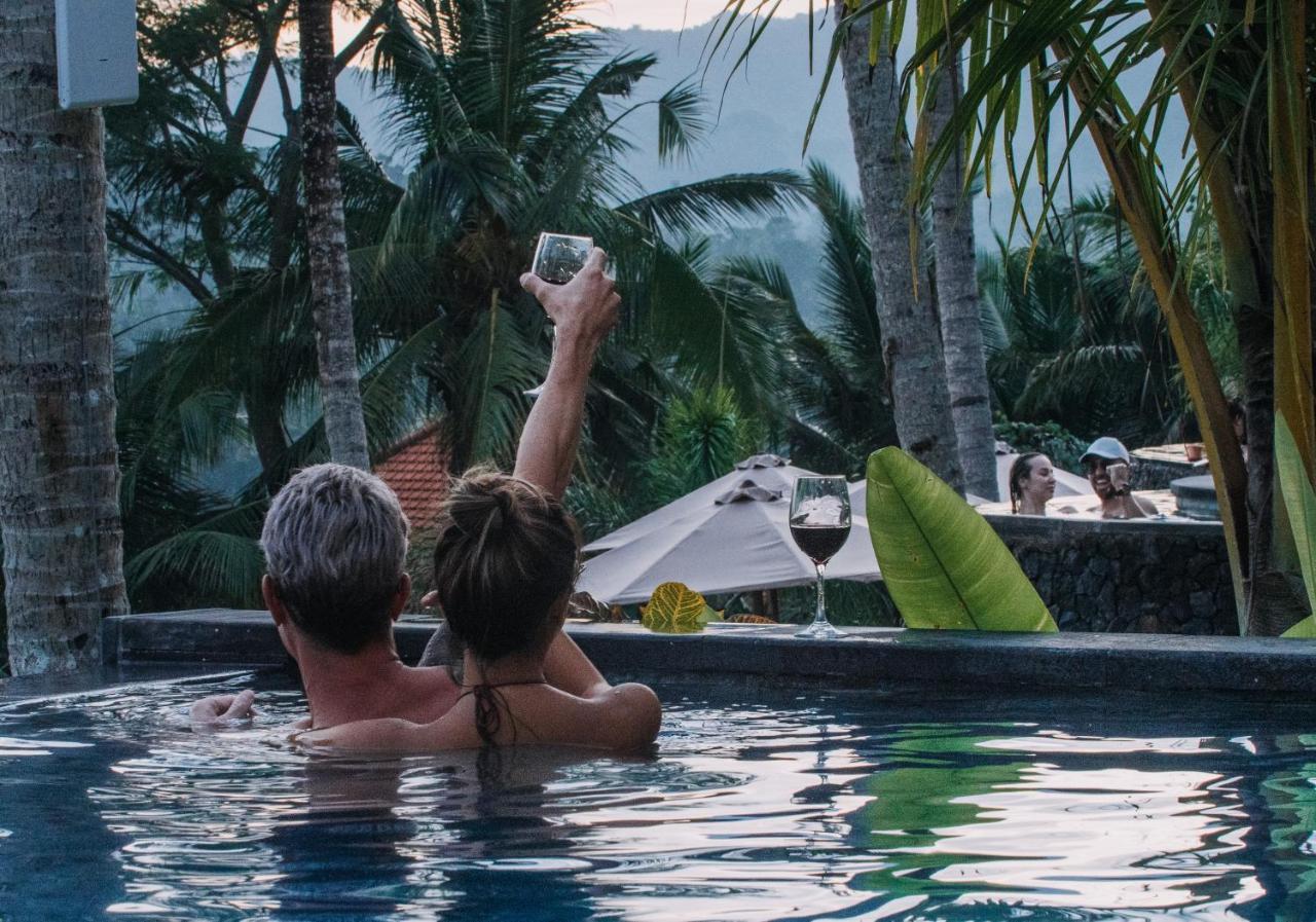 Hotel Neano Escape Manggis Esterno foto A couple in a swimming pool
