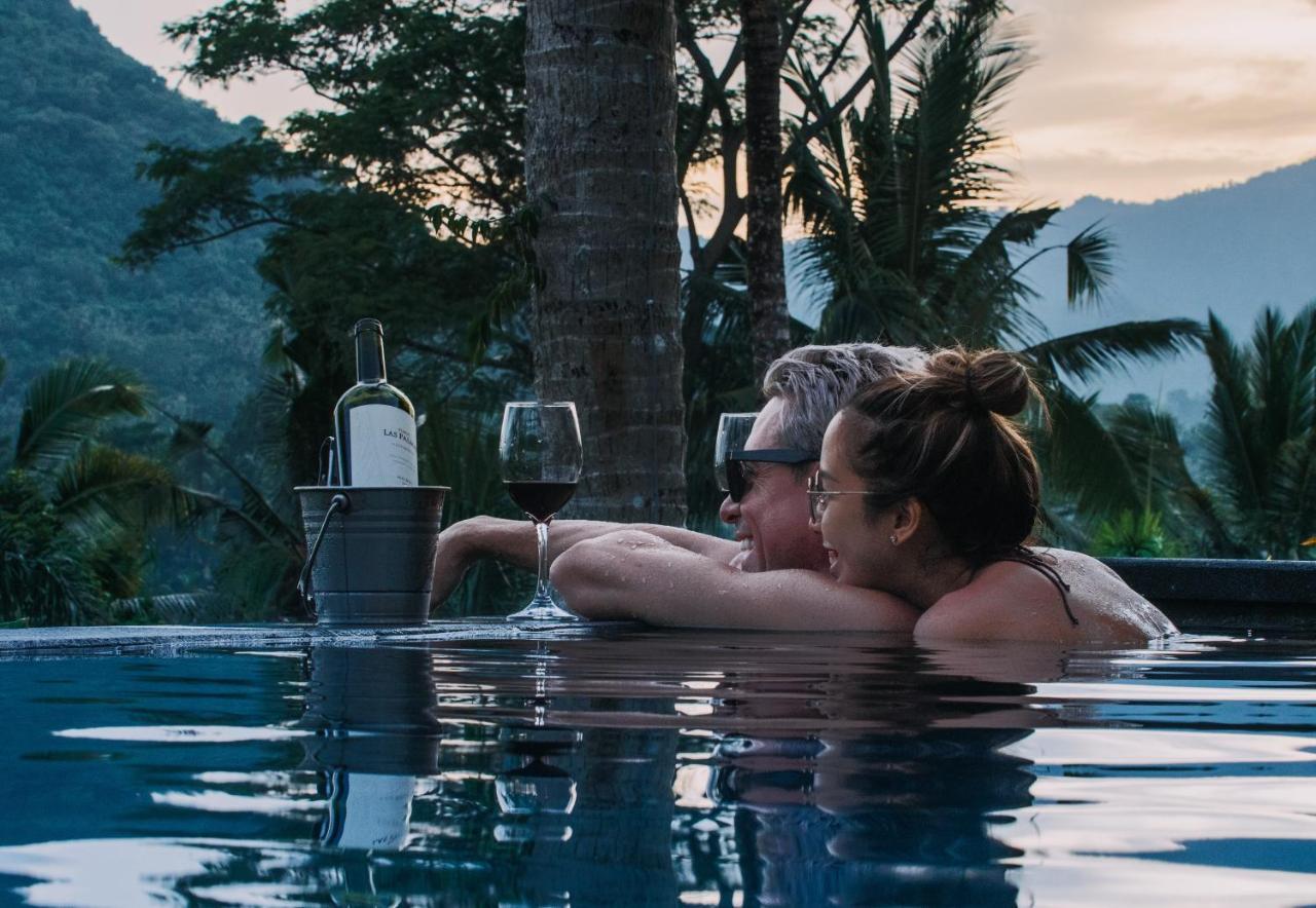 Hotel Neano Escape Manggis Esterno foto A couple at the resort
