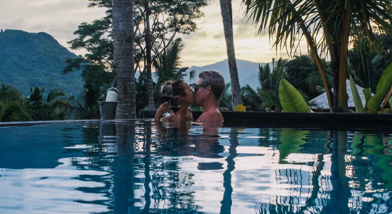 Hotel Neano Escape Manggis Esterno foto A couple kissing in a swimming pool