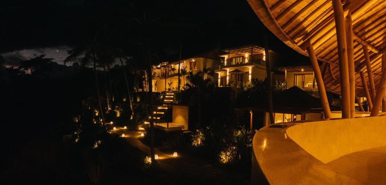 Hotel Neano Escape Manggis Esterno foto The resort at night